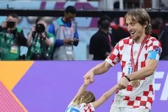 巴塞罗那迎来18岁新星埃斯帕特，加盟助力球队复兴